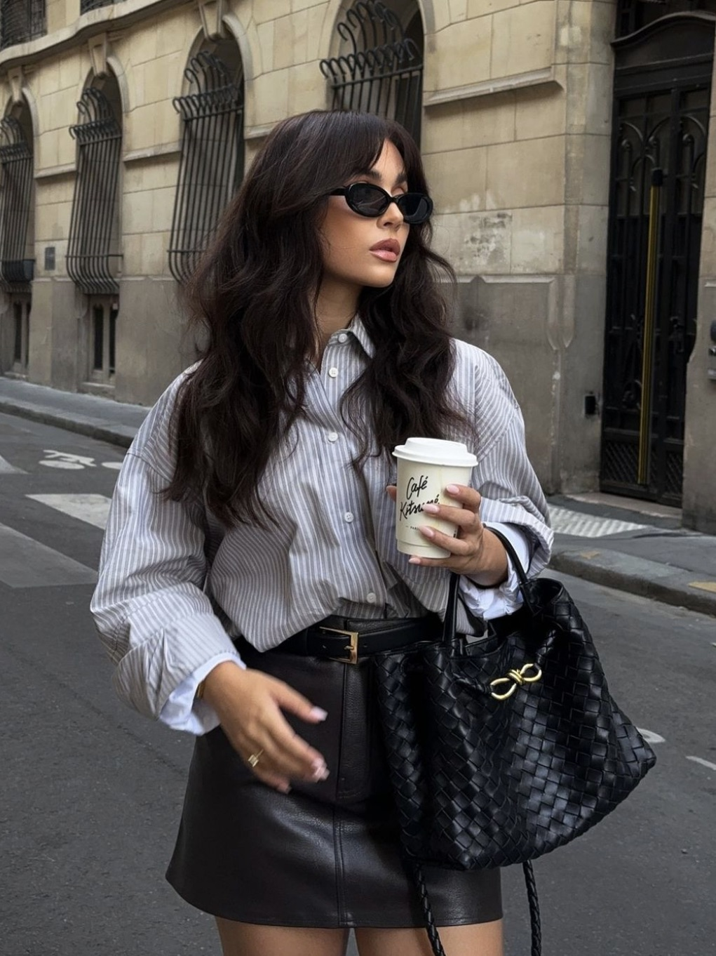 Woman with leather handbag — Paris street