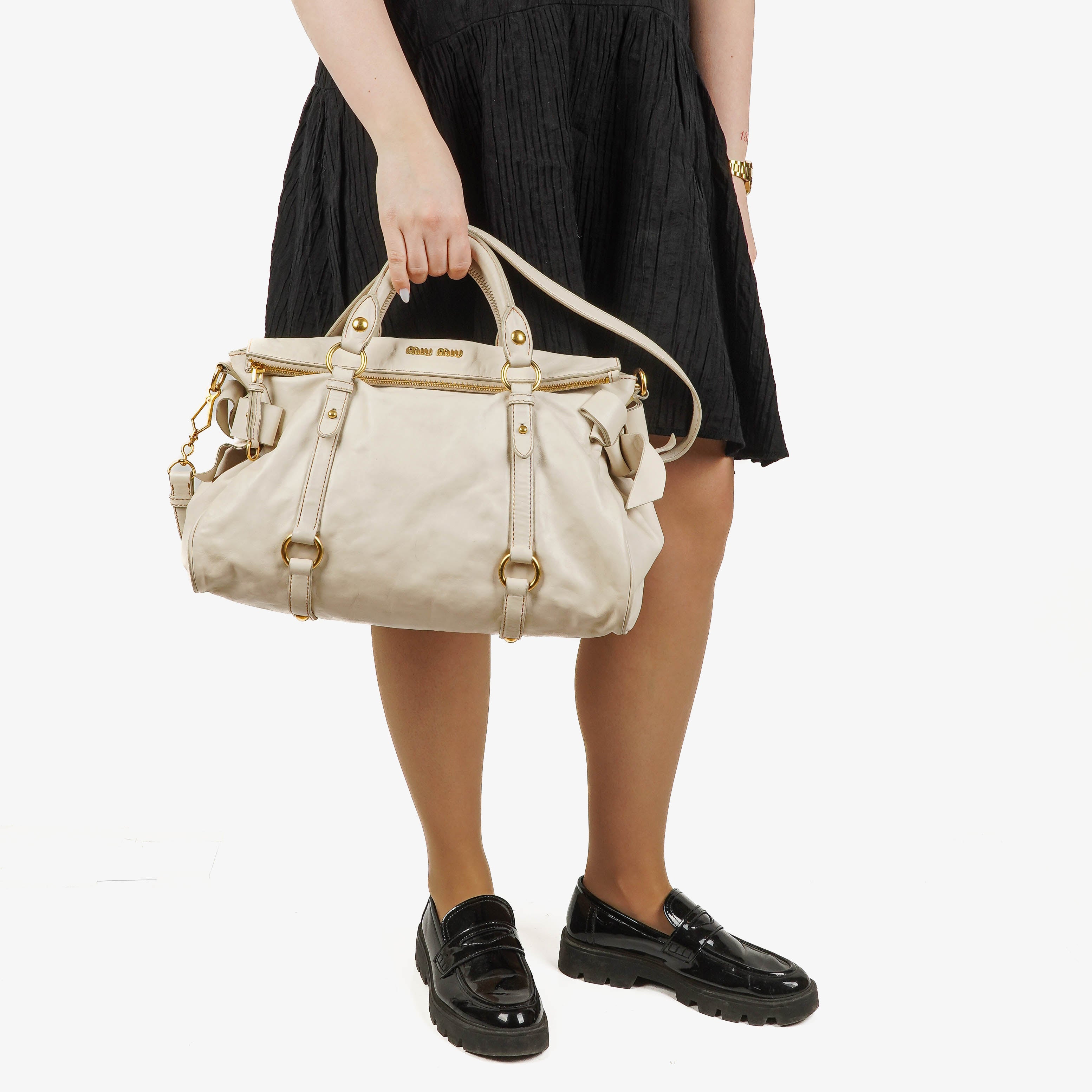 Miu Miu Borsa a Mano Vitello Lux con Fiocco Talco