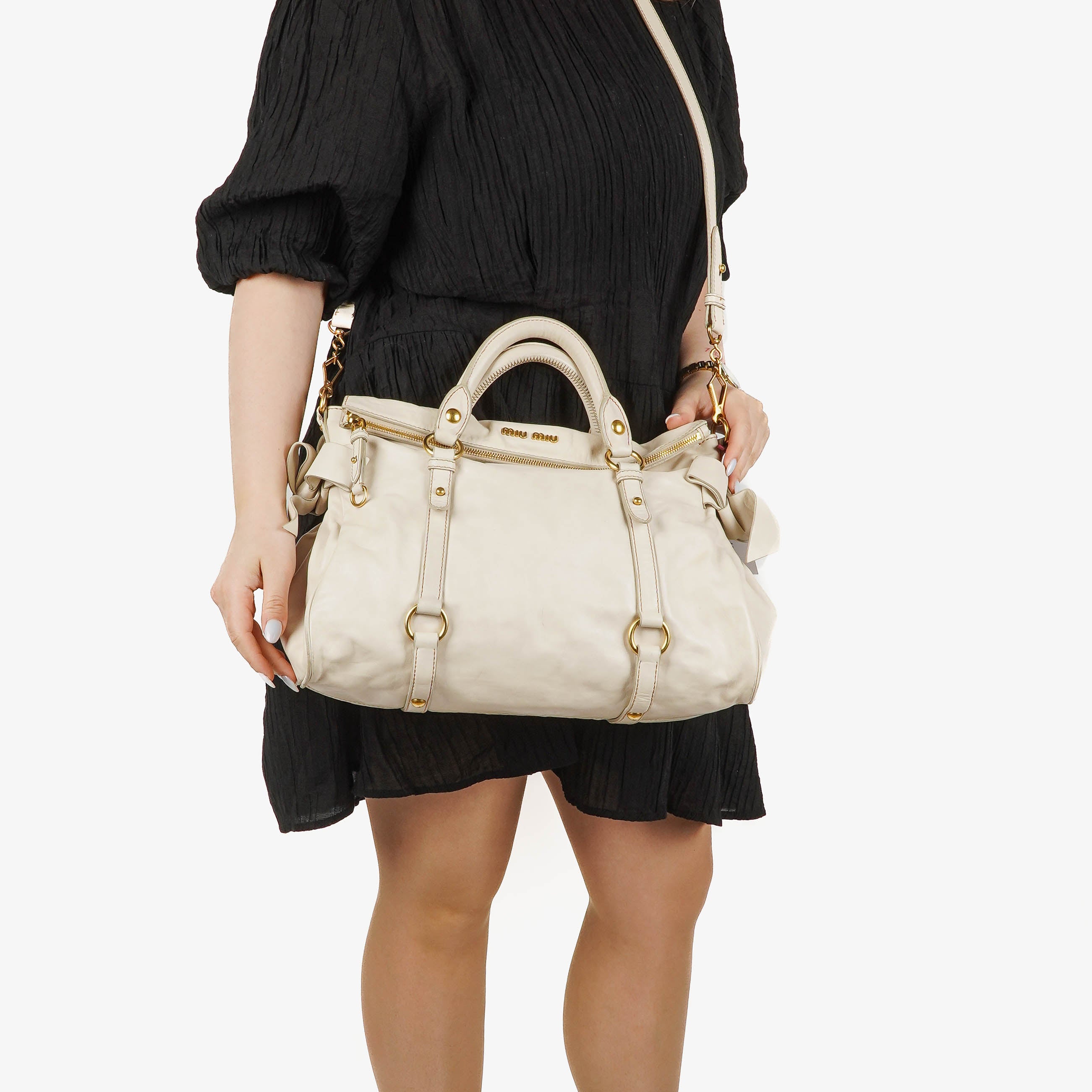 Miu Miu Borsa a Mano Vitello Lux con Fiocco Talco