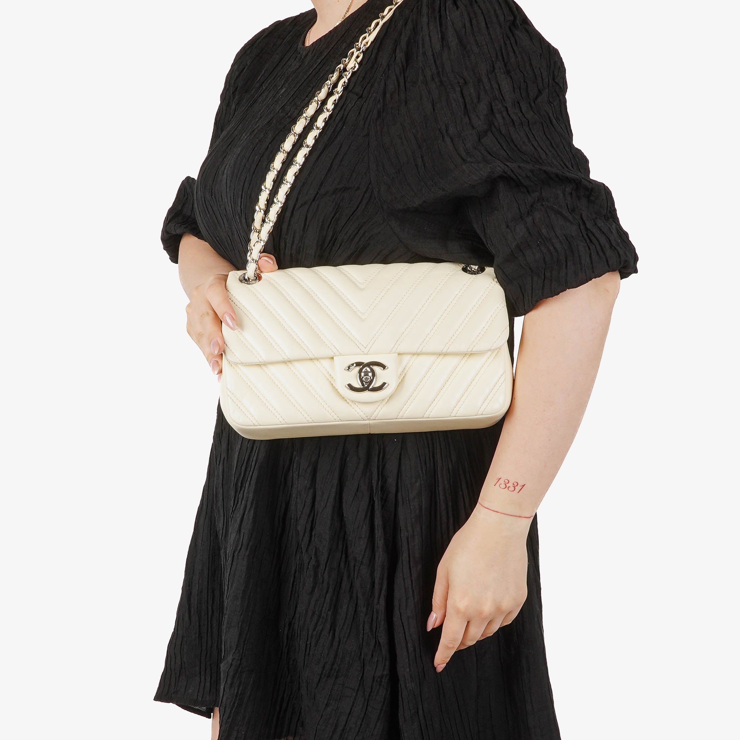 Chanel Chevron Quilted Leather Shoulder Bag With Silver-Tone Hardware