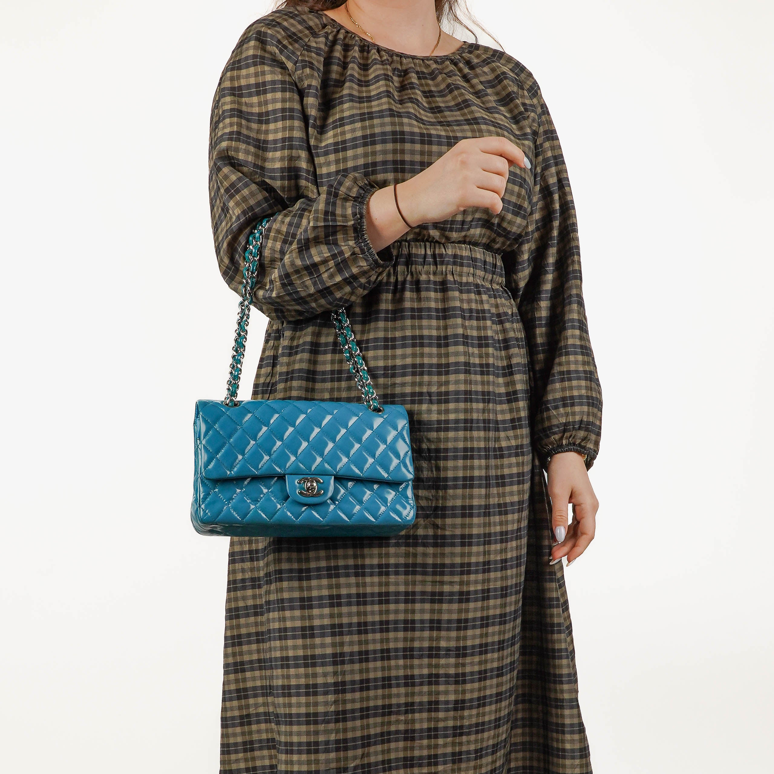 Chanel Mittelgroße Klassische Double-Flap Blaue Lack-Steppleder mit silberfarbener Hardware