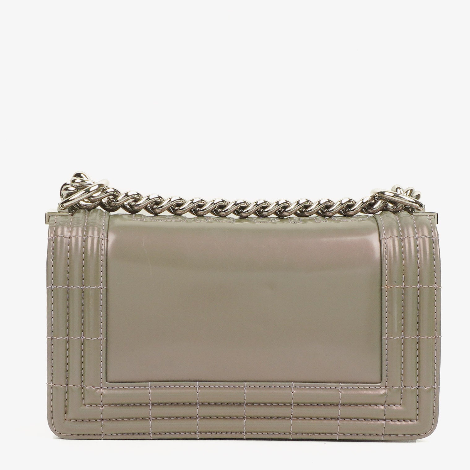 Petit sac à rabat Chanel Small Boy en cuir verni irisé violet clair