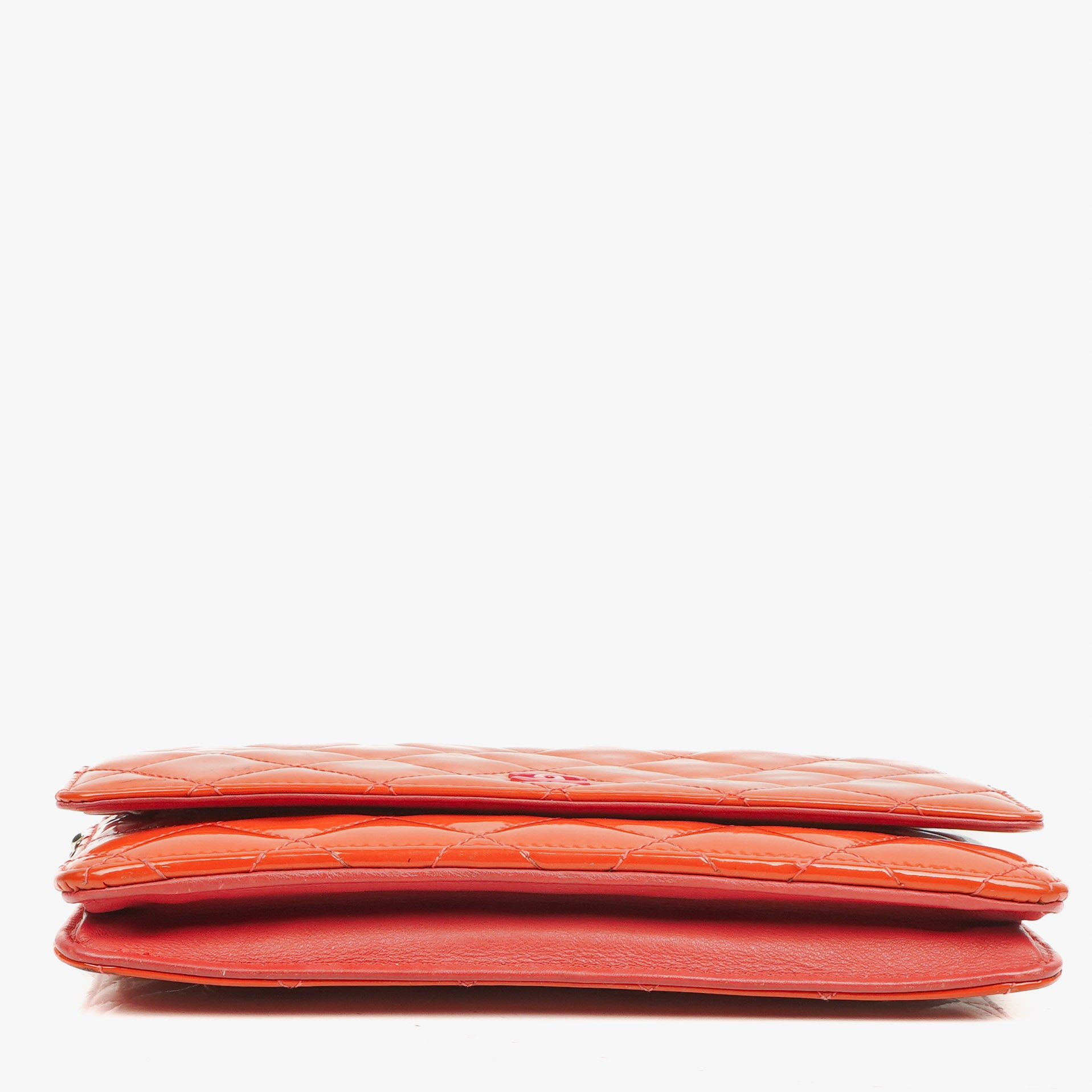 Chanel Geldbörse mit Kette WOC Orange Stepplackleder mit Pinkem CC-Logo und Silberbeschlägen