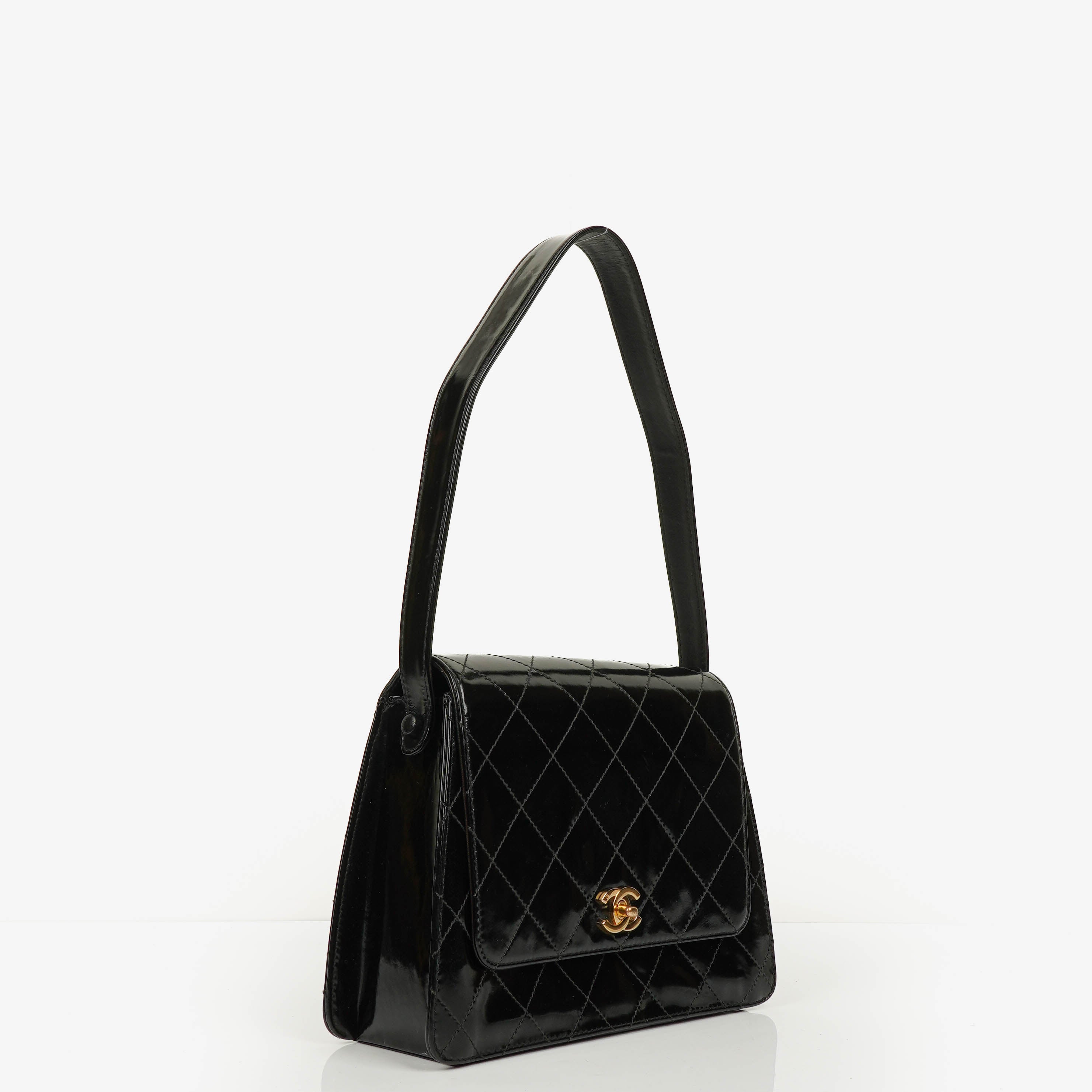 Chanel Schwarze gesteppte Lackleder-Top-Handle-Klappentasche mit 24K vergoldeter Hardware