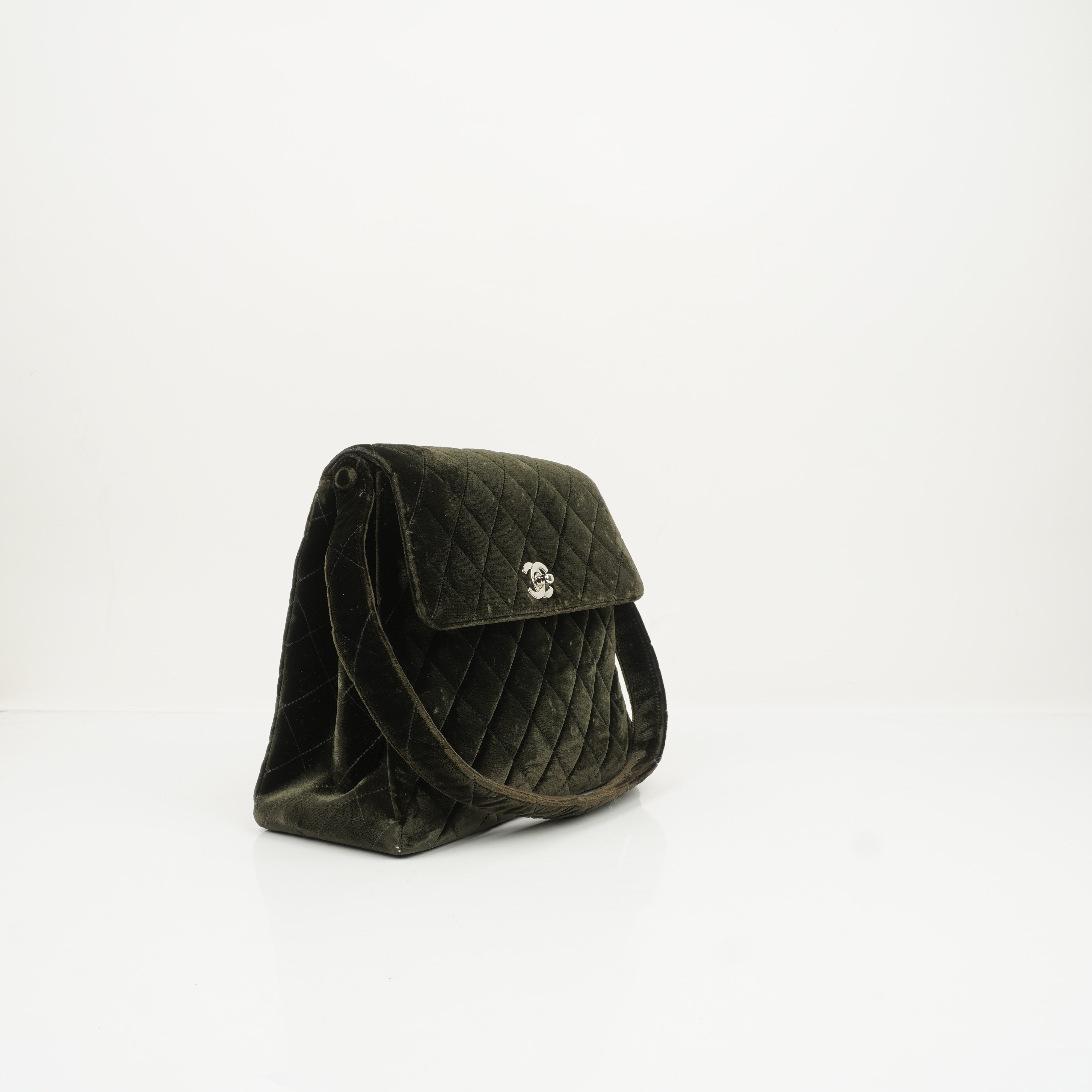 Chanel Samt Gestepptes Flap Schultertasche Olivgrün