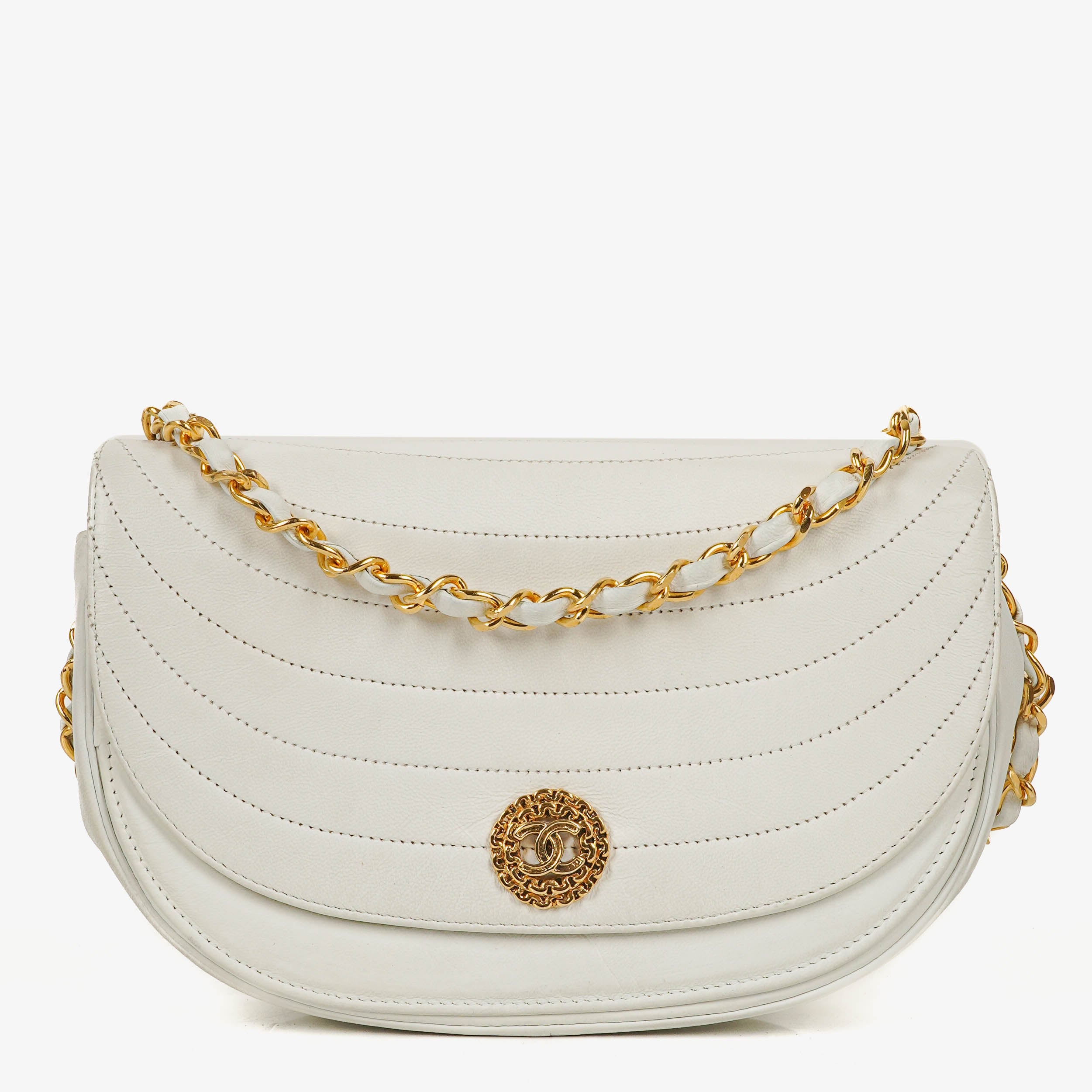 Sac à rabat demi-lune classique Chanel en agneau blanc