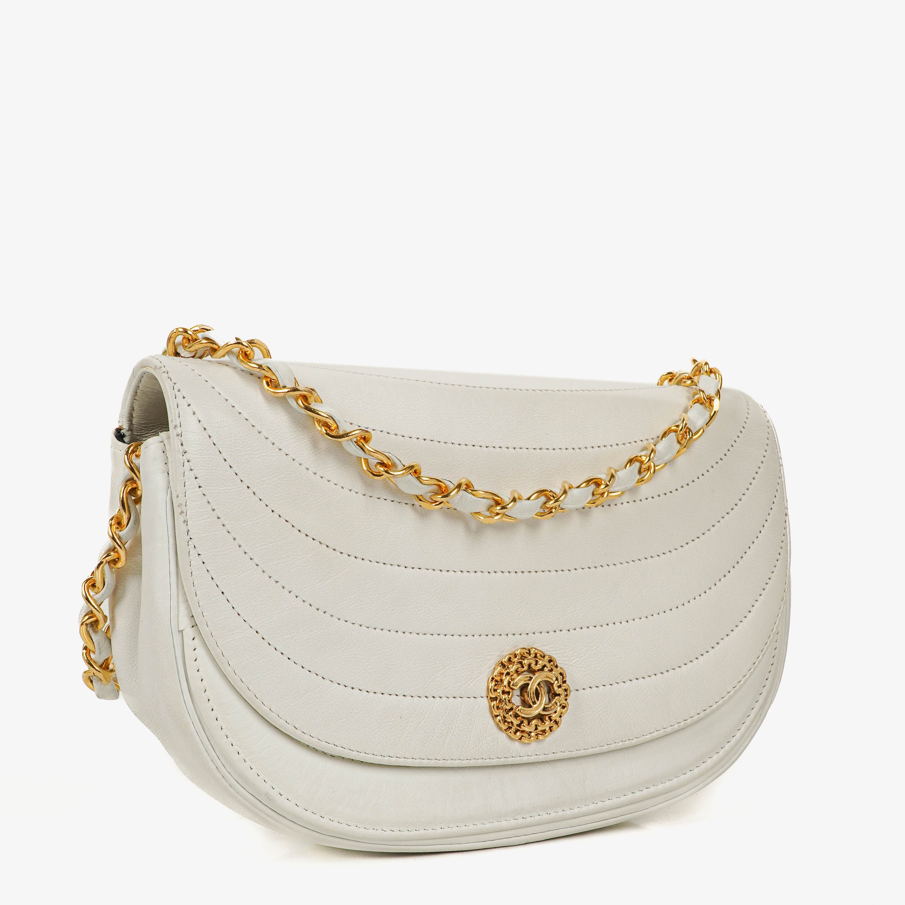 Sac à rabat demi-lune classique Chanel en agneau blanc