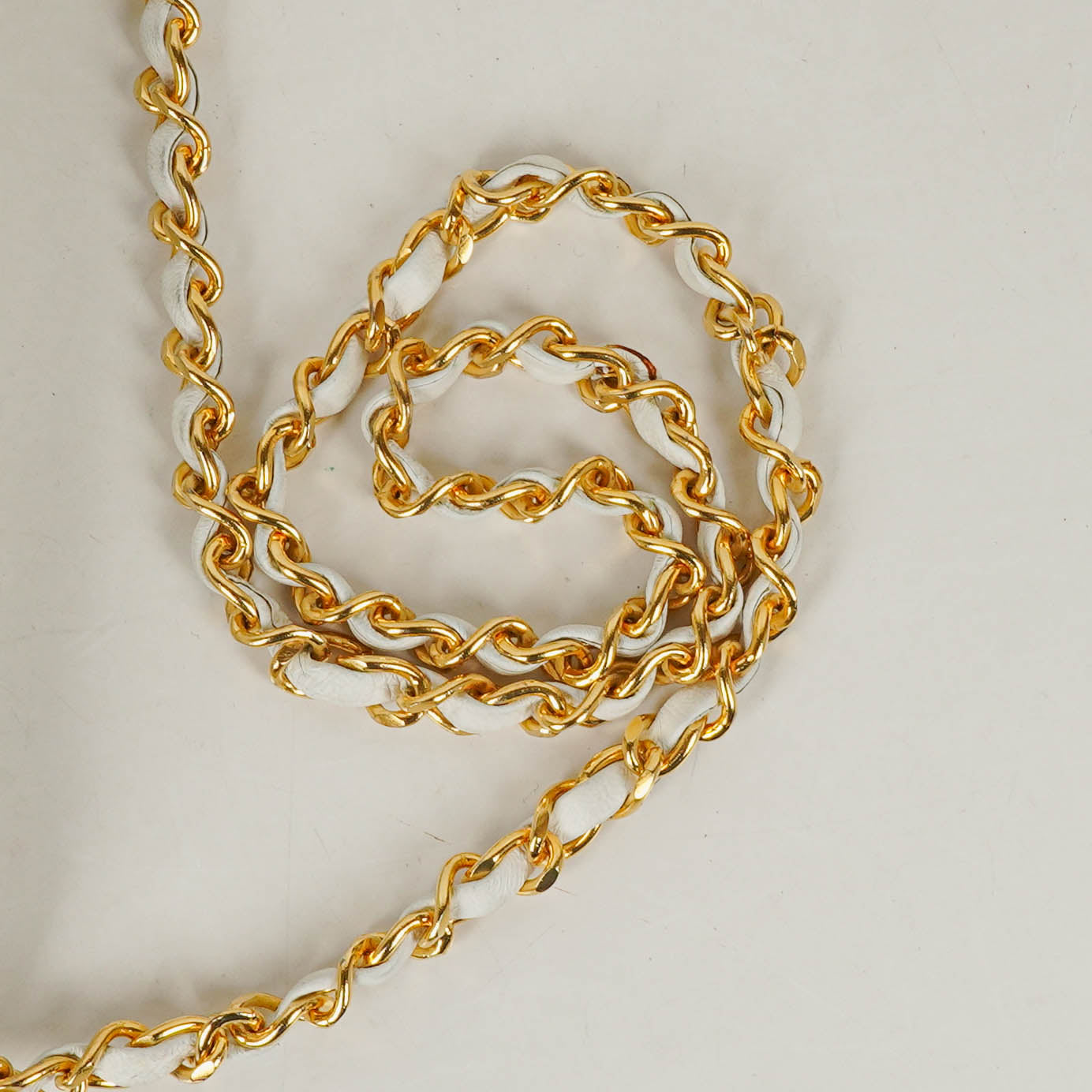 Sac à rabat demi-lune classique Chanel en agneau blanc