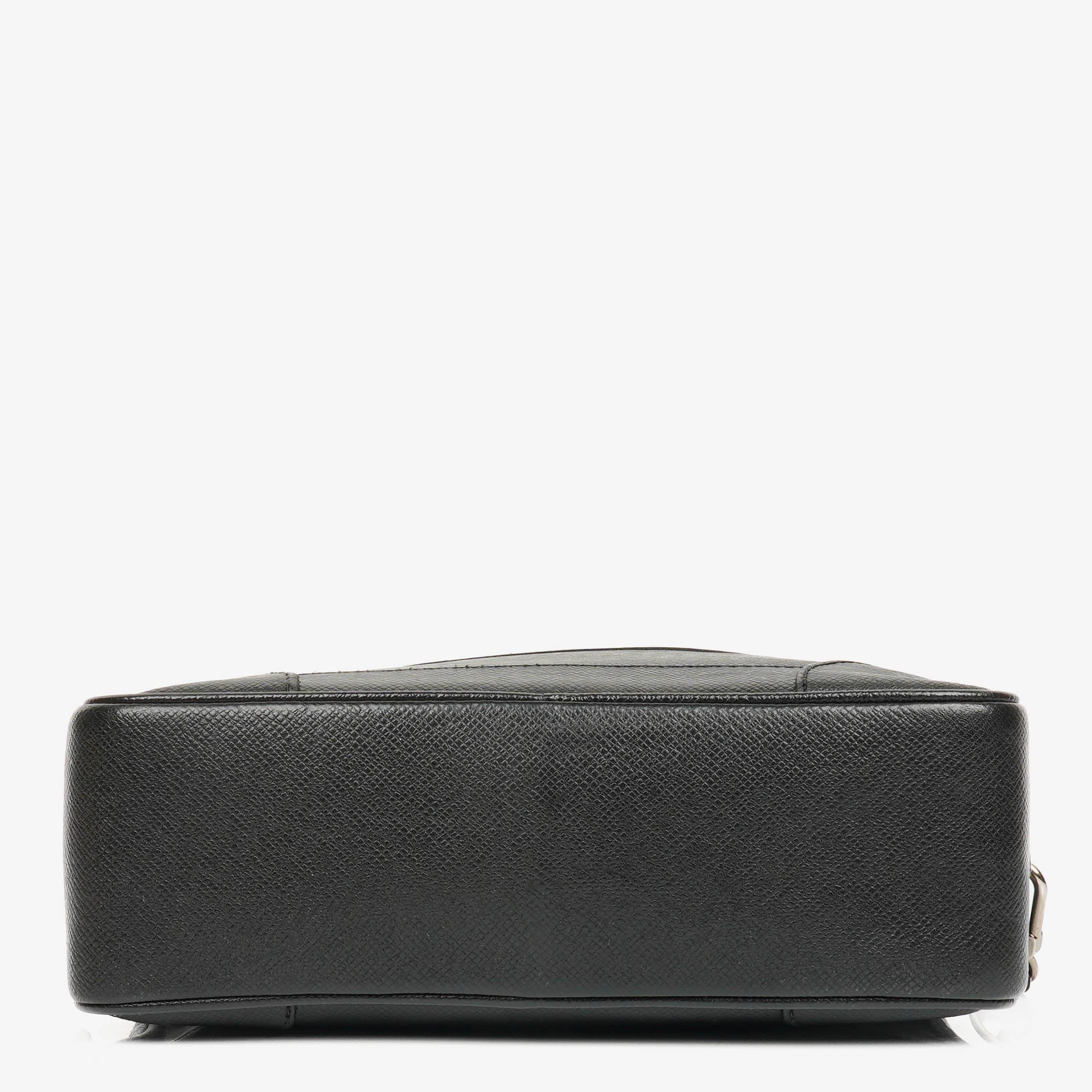 Louis Vuitton Black Taiga Leather Neo Pavel Clutch