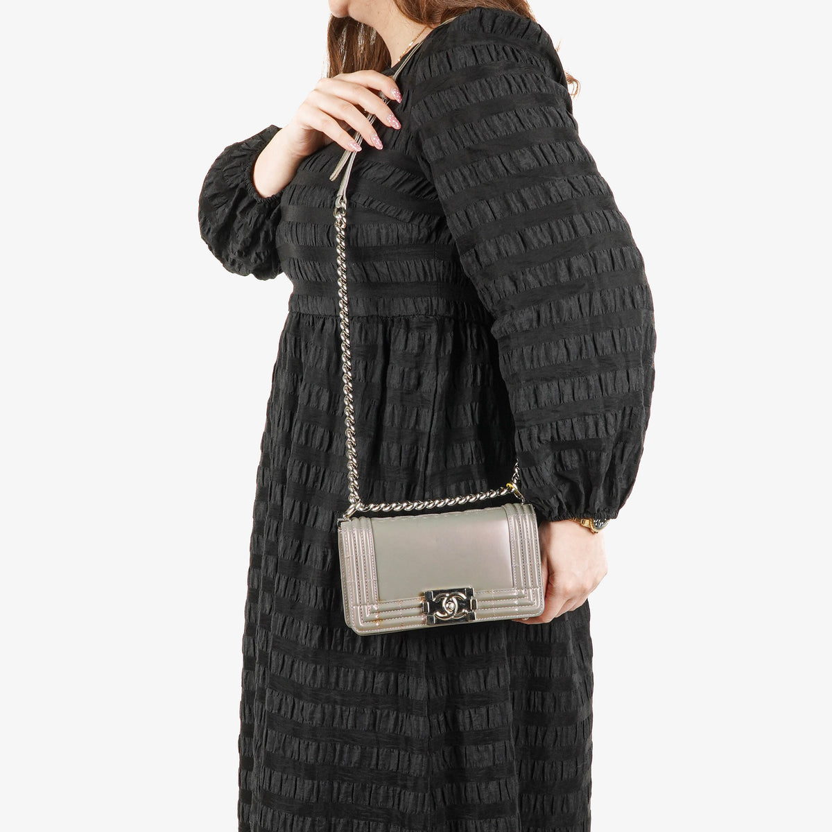 Borsa Chanel Small Boy Flap in vitello laccato iridescente lilla chiaro