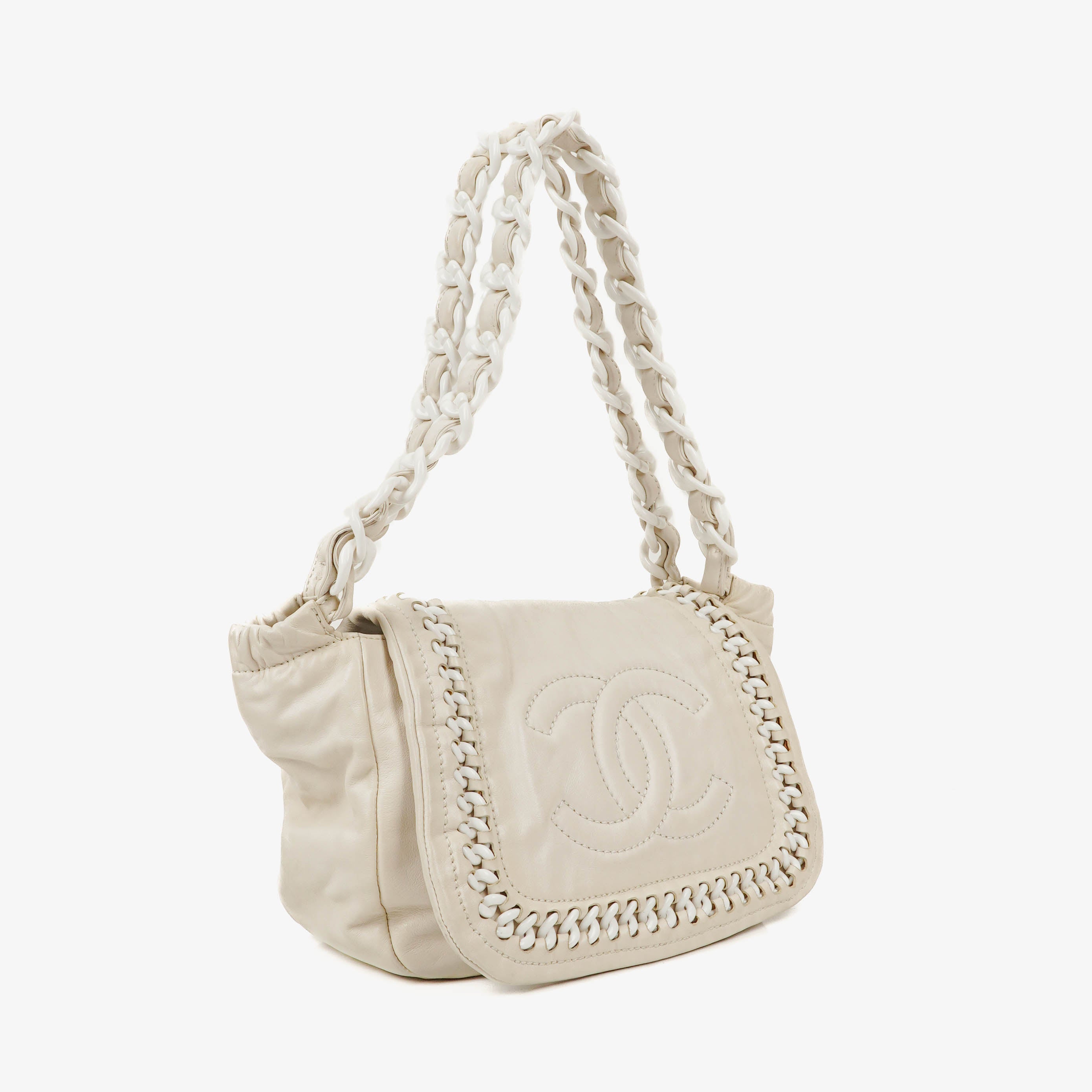 Chanel Knitterte Lack-Modern Weiße Kunststoffkette Umhängetasche