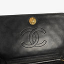 Sac à rabat complet classique Chanel en agneau noir matelassé avec ferrures plaquées or 24 carats