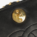 Sac à rabat complet classique Chanel en agneau noir matelassé avec ferrures plaquées or 24 carats