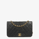 Sac à rabat complet classique Chanel en agneau noir matelassé avec ferrures plaquées or 24 carats