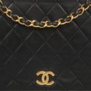 Sac à rabat complet classique Chanel en agneau noir matelassé avec ferrures plaquées or 24 carats