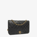 Sac à rabat complet classique Chanel en agneau noir matelassé avec ferrures plaquées or 24 carats