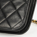 Sac à rabat complet classique Chanel en agneau noir matelassé avec ferrures plaquées or 24 carats