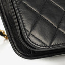Sac à rabat complet classique Chanel en agneau noir matelassé avec ferrures plaquées or 24 carats