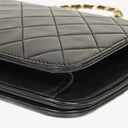 Sac à rabat complet classique Chanel en agneau noir matelassé avec ferrures plaquées or 24 carats