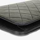 Sac à rabat complet classique Chanel en agneau noir matelassé avec ferrures plaquées or 24 carats