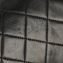 Sac à rabat complet classique Chanel en agneau noir matelassé avec ferrures plaquées or 24 carats