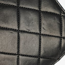 Sac à rabat complet classique Chanel en agneau noir matelassé avec ferrures plaquées or 24 carats