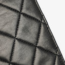 Sac à rabat complet classique Chanel en agneau noir matelassé avec ferrures plaquées or 24 carats