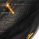 Sac appareil photo vintage Chanel en cuir matelassé noir avec ferrures plaquées or 24 carats