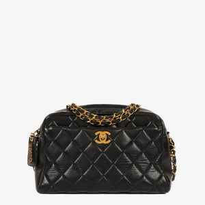 Sac appareil photo vintage Chanel en cuir matelassé noir avec ferrures plaquées or 24 carats