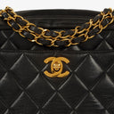Sac appareil photo vintage Chanel en cuir matelassé noir avec ferrures plaquées or 24 carats