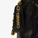 Sac appareil photo vintage Chanel en cuir matelassé noir avec ferrures plaquées or 24 carats