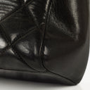 Sac appareil photo vintage Chanel en cuir matelassé noir avec ferrures plaquées or 24 carats
