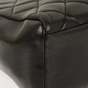 Sac appareil photo vintage Chanel en cuir matelassé noir avec ferrures plaquées or 24 carats