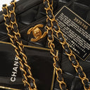 Sac appareil photo vintage Chanel en cuir matelassé noir avec ferrures plaquées or 24 carats