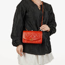 Chanel Vintage Liten Diana Flikväska Röd Quilted Läder 24K Guldpläterade Metalldetaljer
