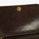 Sac à rabat complet classique Chanel en agneau matelassé marron avec ferrures plaquées or 24 carats