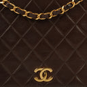 Sac à rabat complet classique Chanel en agneau matelassé marron avec ferrures plaquées or 24 carats