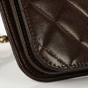 Sac à rabat complet classique Chanel en agneau matelassé marron avec ferrures plaquées or 24 carats