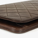 Sac à rabat complet classique Chanel en agneau matelassé marron avec ferrures plaquées or 24 carats