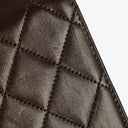 Sac à rabat complet classique Chanel en agneau matelassé marron avec ferrures plaquées or 24 carats