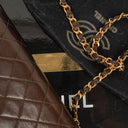 Sac à rabat complet classique Chanel en agneau matelassé marron avec ferrures plaquées or 24 carats
