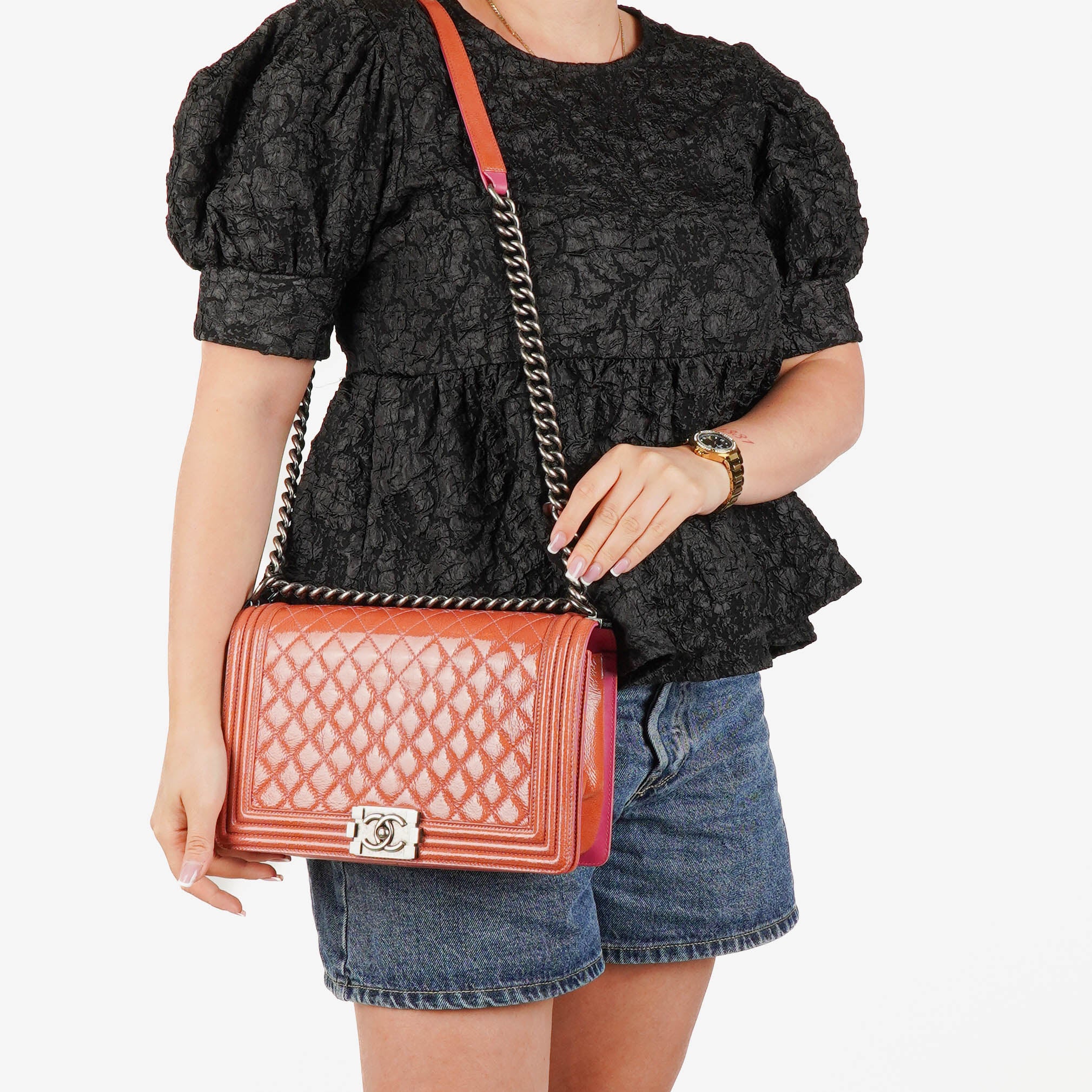 Bolso Chanel Large Boy Rosa de Charol Acolchado Desgastado