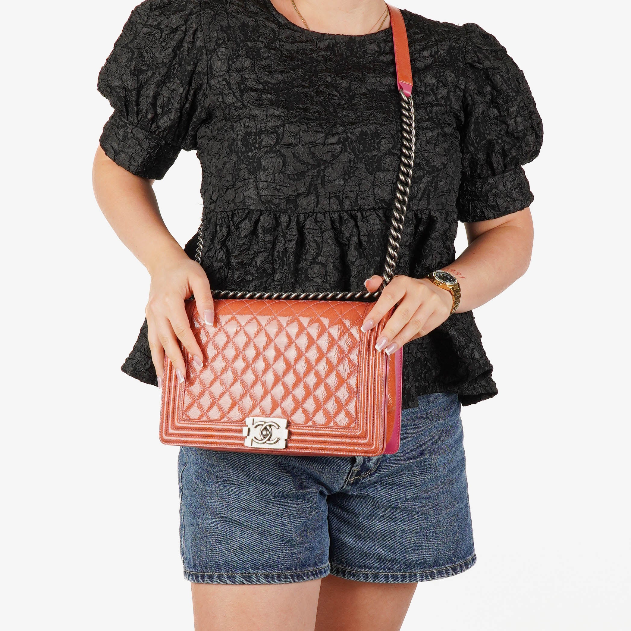 Bolso Chanel Large Boy Rosa de Charol Acolchado Desgastado