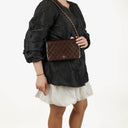 Sac à rabat complet classique Chanel en agneau matelassé marron avec ferrures plaquées or 24 carats