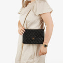 Bolso Chanel Vintage Mediano Classic Single Flap Negro de Piel de Cordero Acolchada con Herrajes Chapados en Oro de 24K