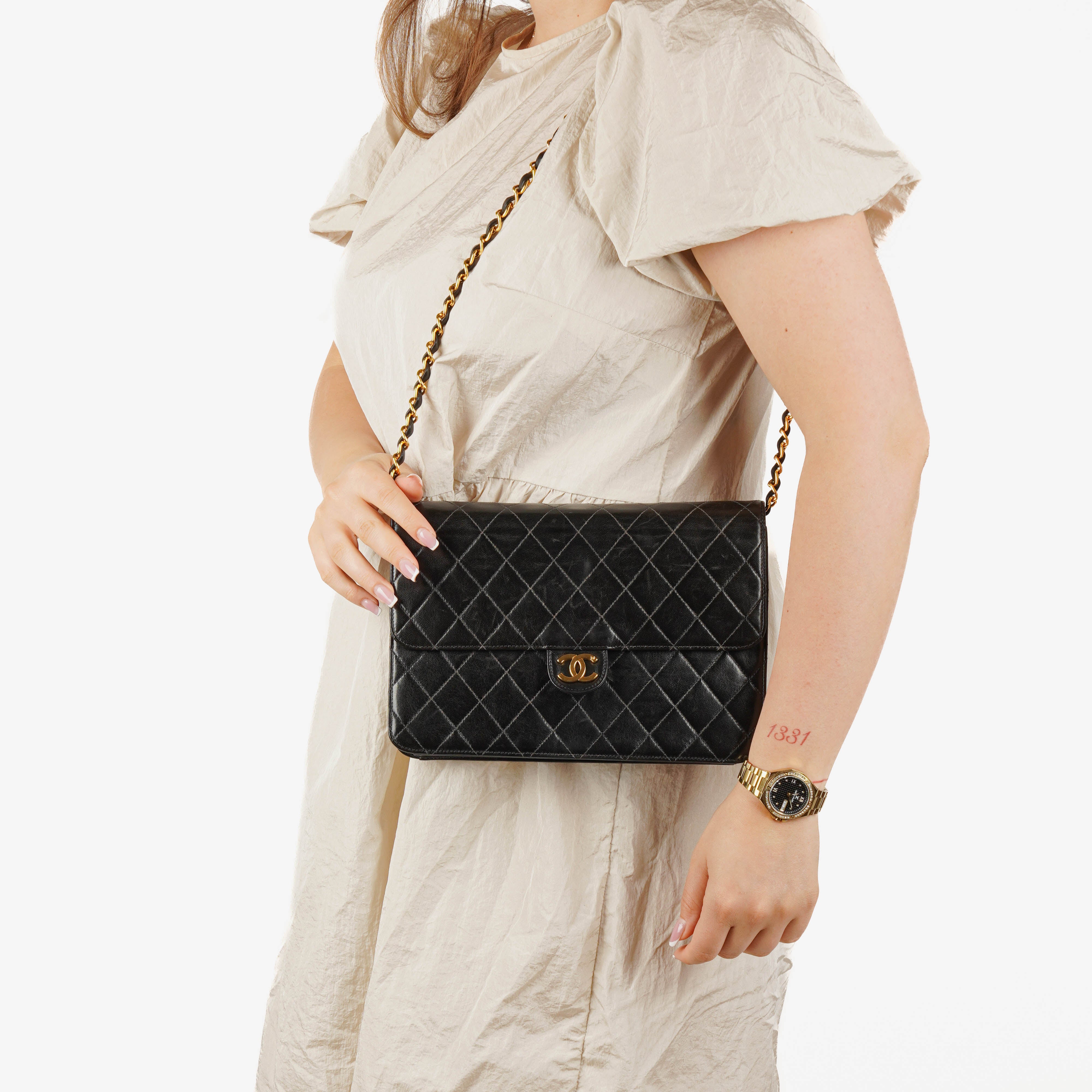 Borsa Chanel Vintage Media Classic Single Flap in Agnello Trapuntato Nero con Ferramenta Placcata Oro 24K