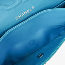 Sac double rabat moyen classique Chanel en cuir verni matelassé bleu avec ferrures argentées
