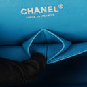 Sac double rabat moyen classique Chanel en cuir verni matelassé bleu avec ferrures argentées