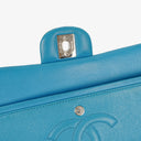 Sac double rabat moyen classique Chanel en cuir verni matelassé bleu avec ferrures argentées
