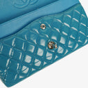 Sac double rabat moyen classique Chanel en cuir verni matelassé bleu avec ferrures argentées